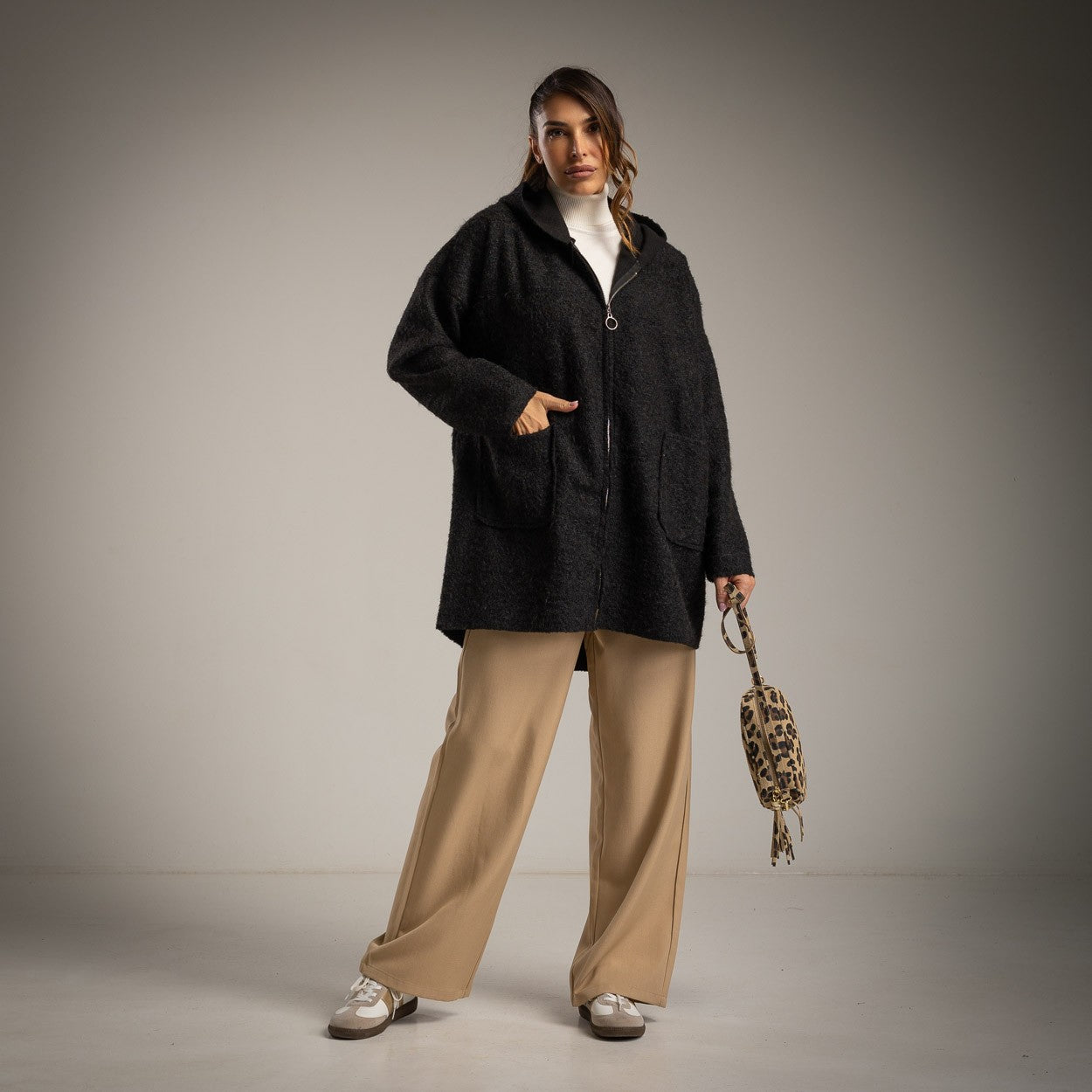 Kapuzencoat mit Taschen – „Gozila“ (Schwarz)