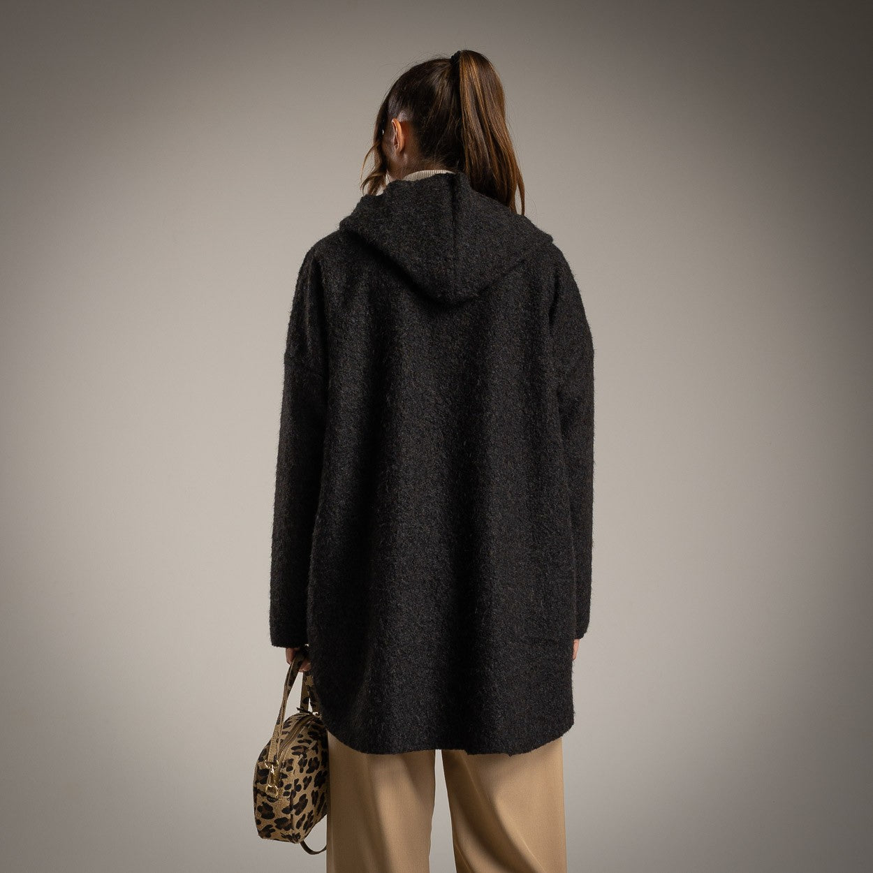 Kapuzencoat mit Taschen – „Gozila“ (Schwarz)