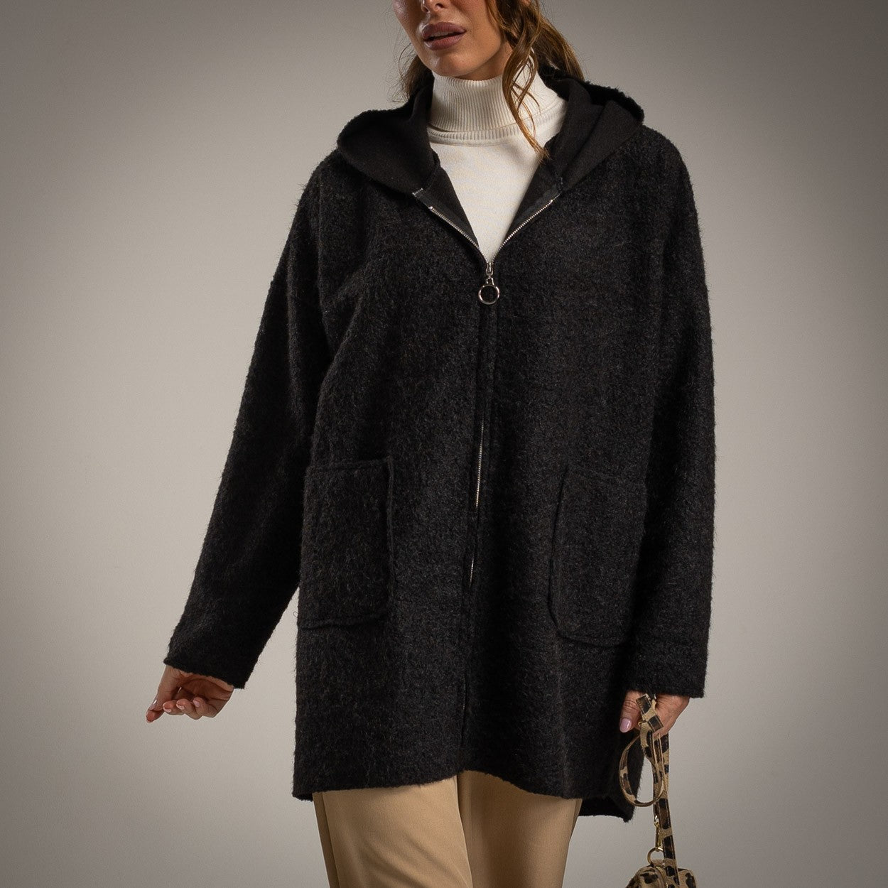 Kapuzencoat mit Taschen – „Gozila“ (Schwarz)