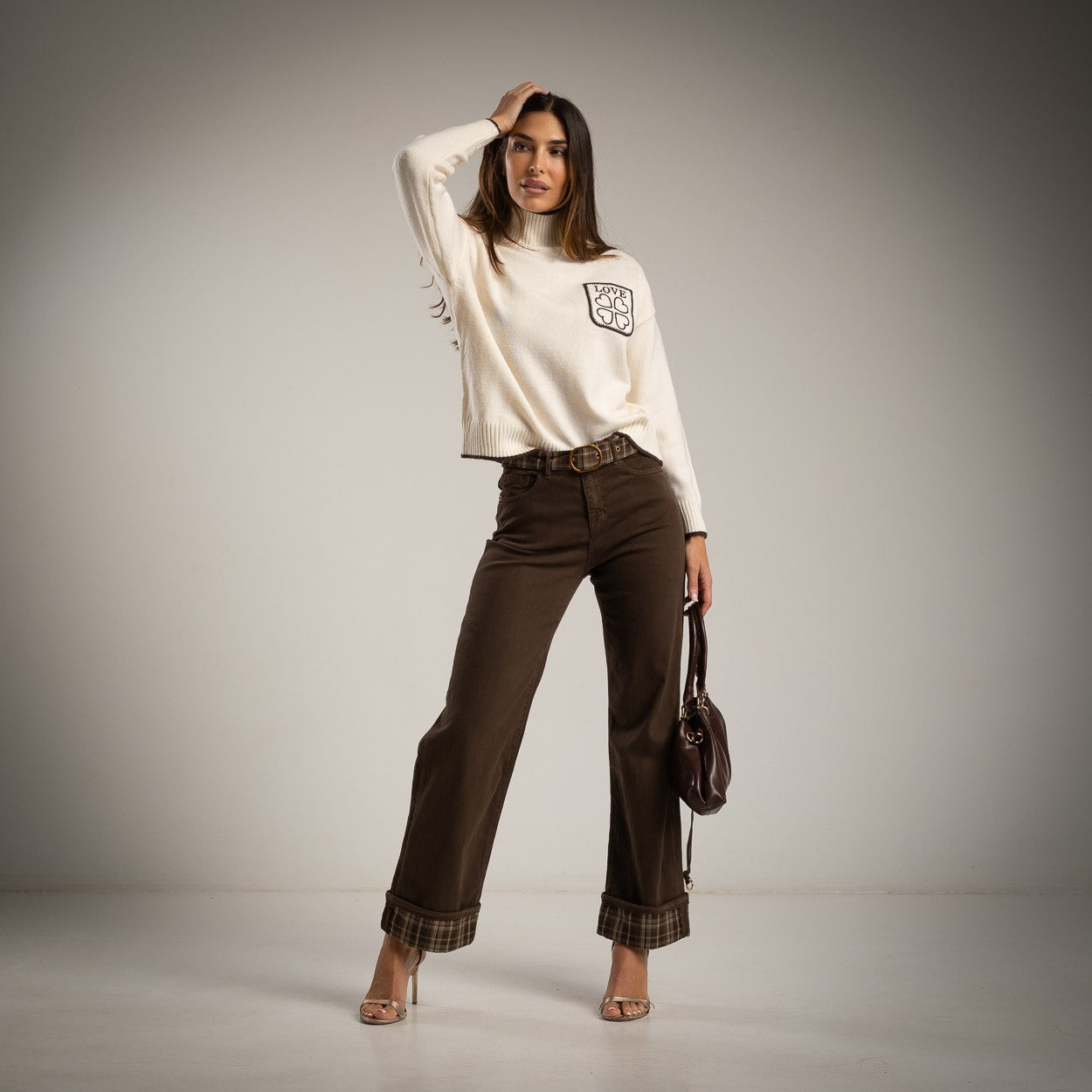 Jeans mit Umschlag & Vichy-Gürtel – Schoko