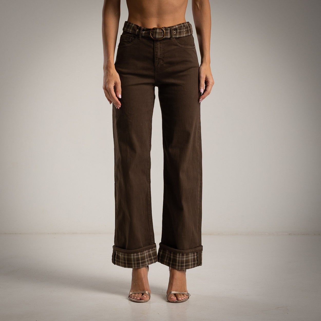 Jeans mit Umschlag & Vichy-Gürtel – Schoko