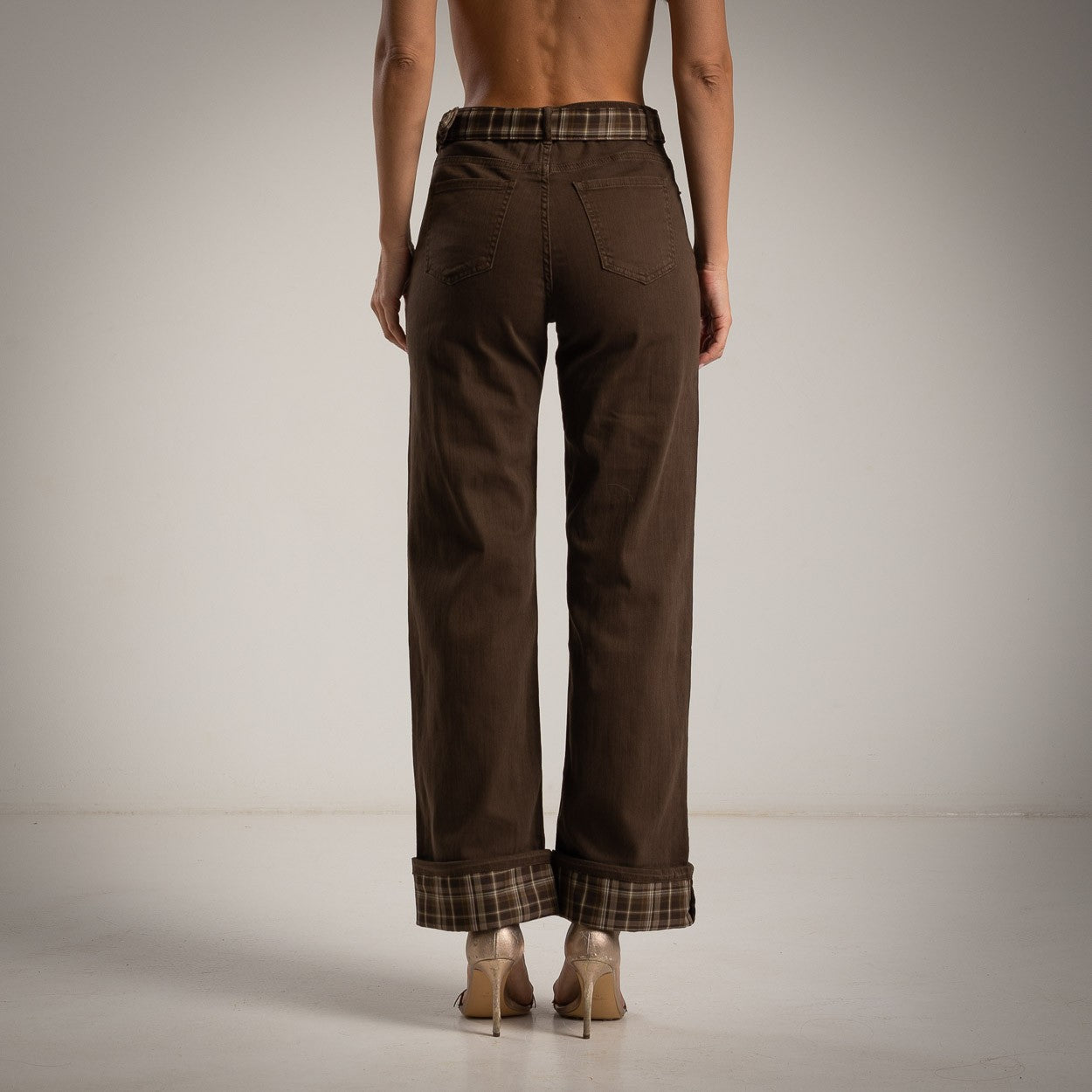 Jeans mit Umschlag & Vichy-Gürtel – Schoko