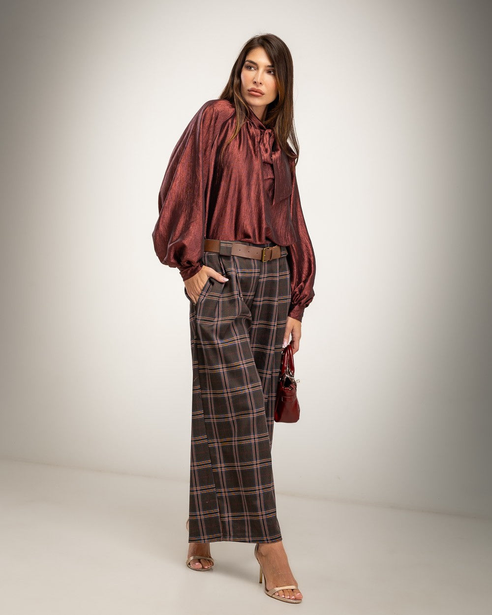 Schimmernde Bluse mit besonderem Ausschnitt – Produktansicht – Albanos 4220-15