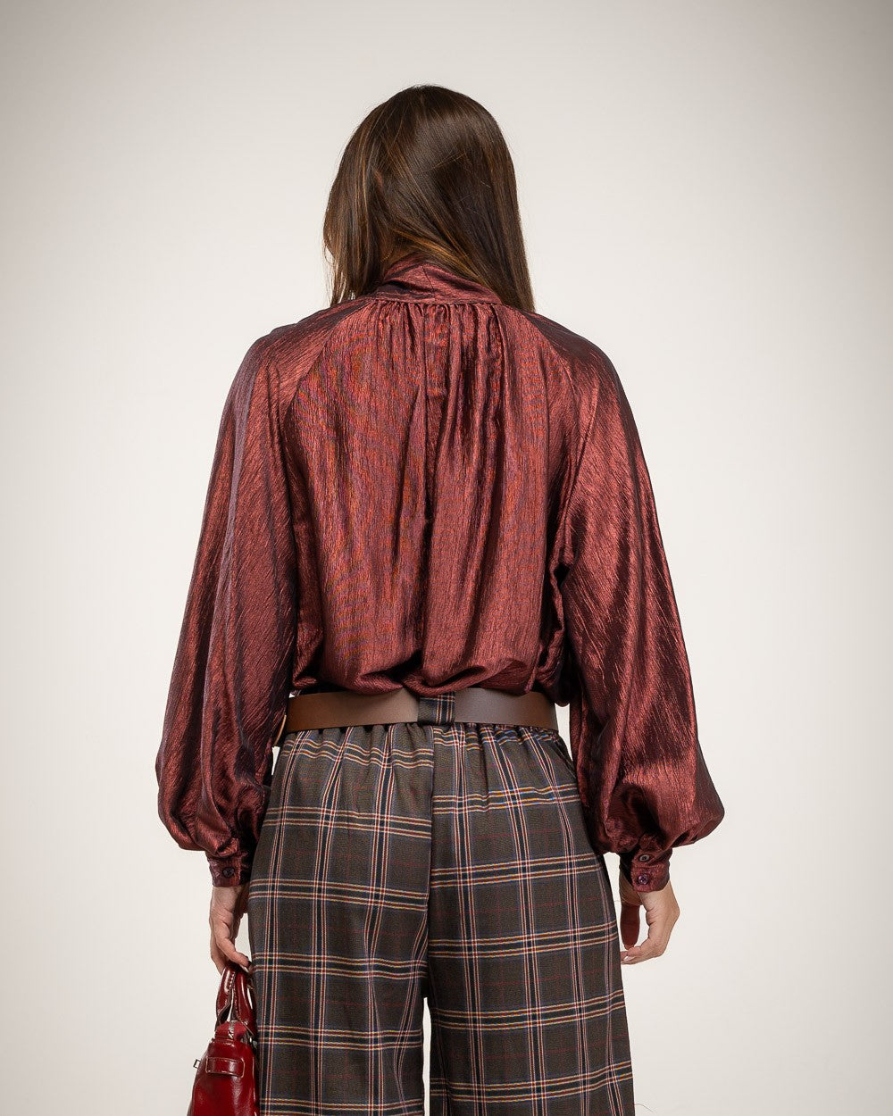 Schimmernde Bluse mit besonderem Ausschnitt – Produktansicht – Albanos 4220-15