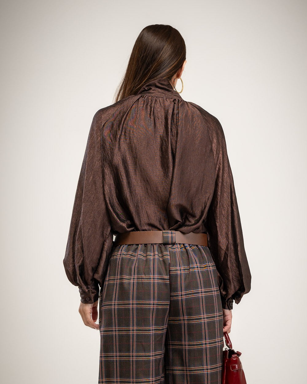Schimmernde Bluse mit besonderem Ausschnitt – Produktansicht – Albanos 4220-49